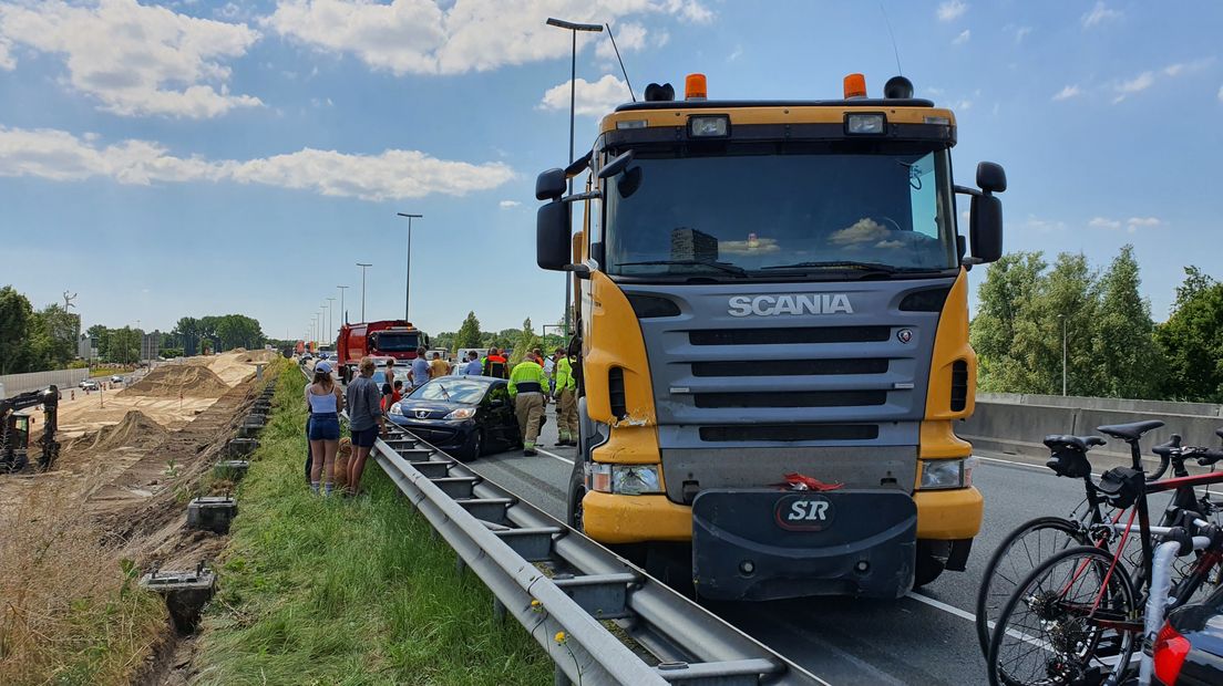 Bij het ongeval waren een vrachtwagen en personenwagen betrokken