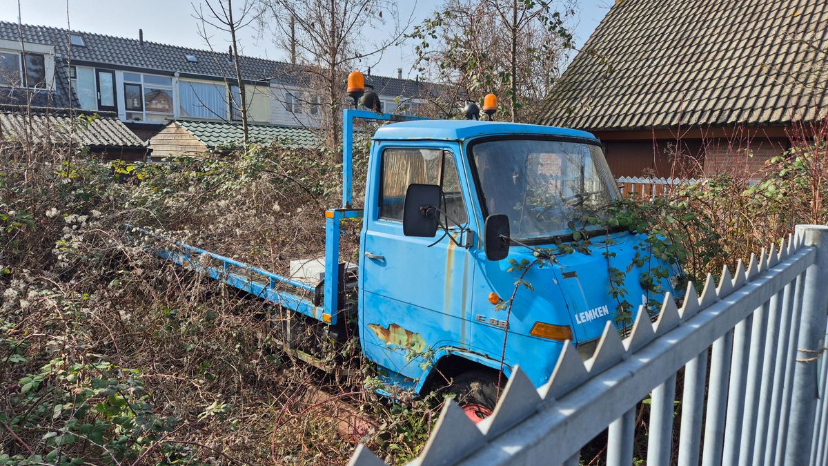 Buurt probeert busje al 10 jaar weg te krijgen: 'Onbegrijpelijk'