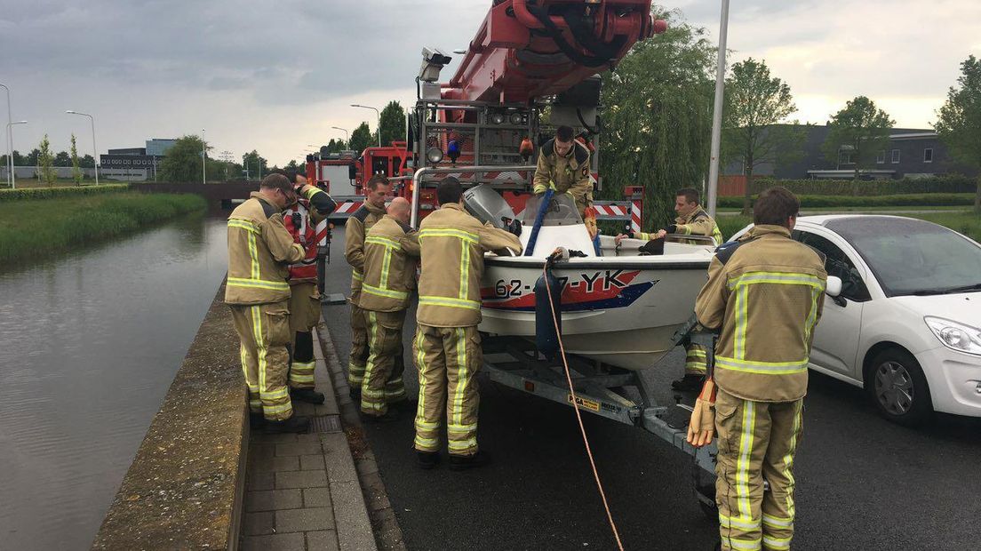 10 brandweermannen, 3 brandweerwagens en een bootje (Rechten: Van Oost Media)