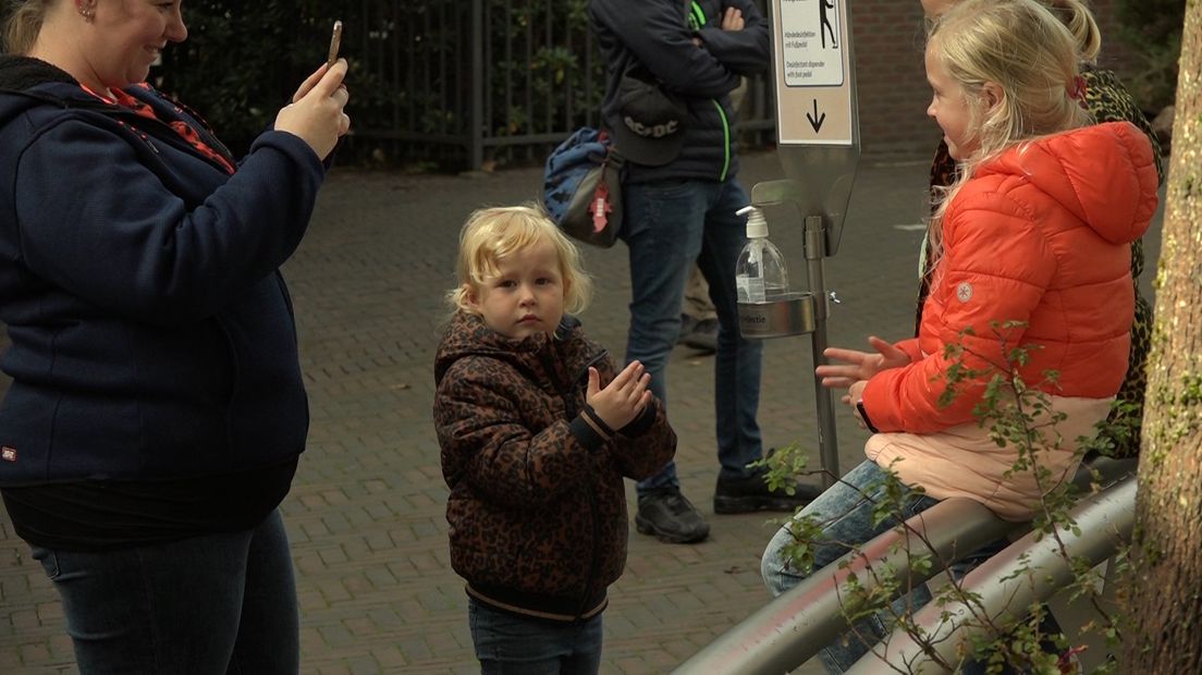 In de dierentuin kun je op diverse plekken je handen ontsmetten.