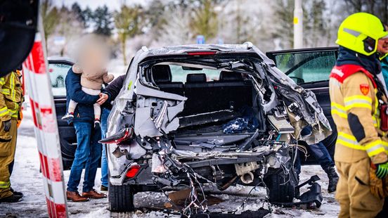 Gezin in auto glijdt spoor op en botst met trein