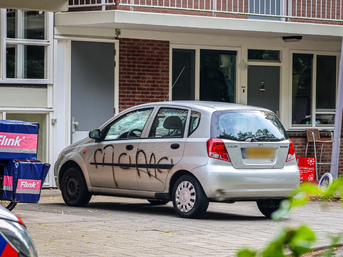 De voorruit van de auto werd aan diggelen geslagen en op de zijkant is graffiti gespoten.