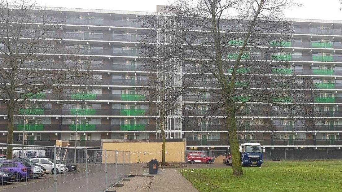 De flat waar in nieuwjaarsnacht een brand met fatale afloop woedde, voldoet volgens brandexpert René Hagen aan de wettelijke regels.