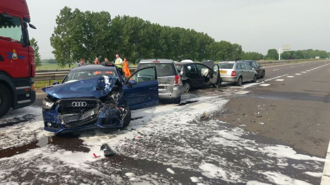 Op de A326 bij Wijchen is maandagochtend een vrachtwagen ingereden op een file. Vanwege het ongeval was de snelweg van Nijmegen richting Ravenstein tot het middaguur afgesloten.