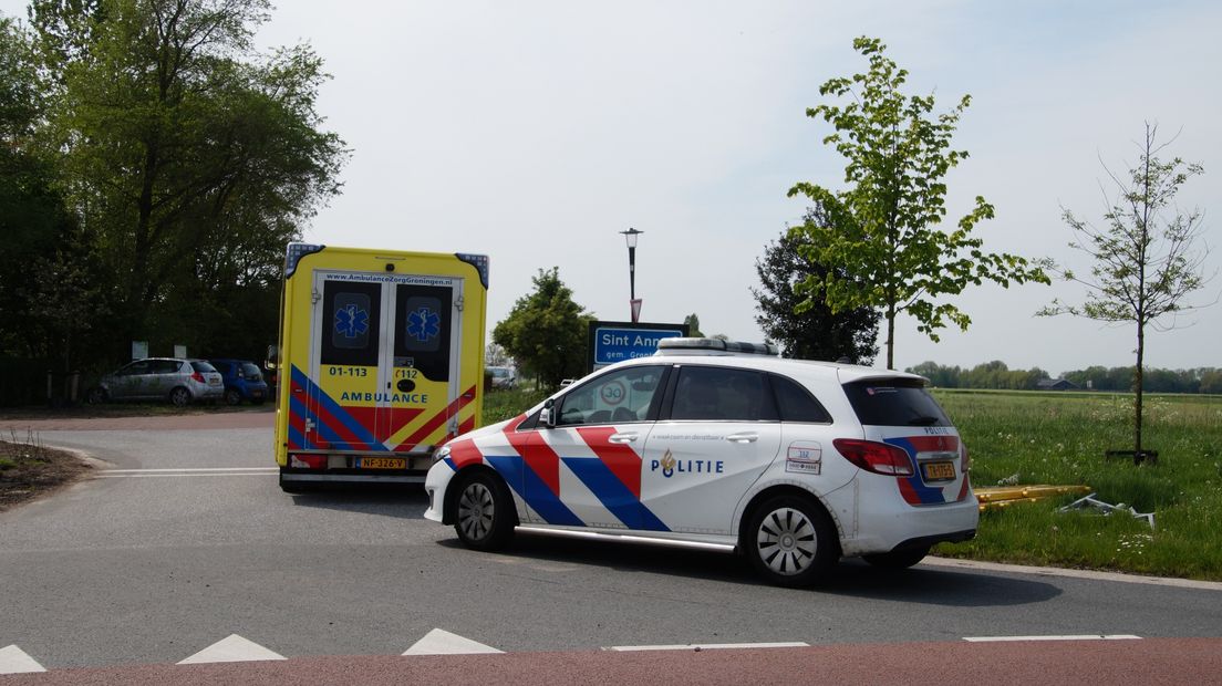 Ambulance en politie verlenen hulpverlening op de Hoofdweg in Sint Annen