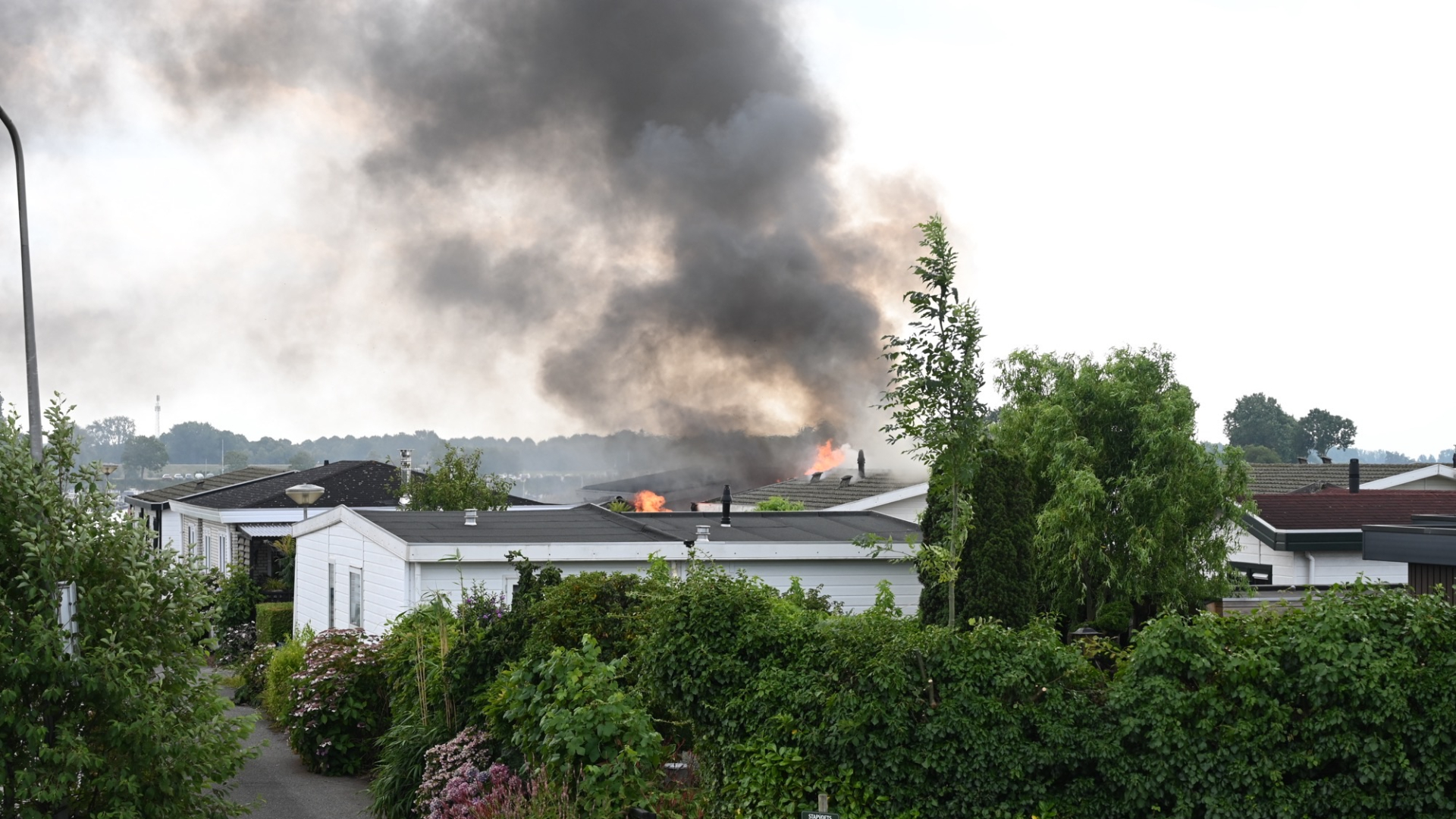 Vlammen uit chalet bij kampeerterrein Lopikerkapel
