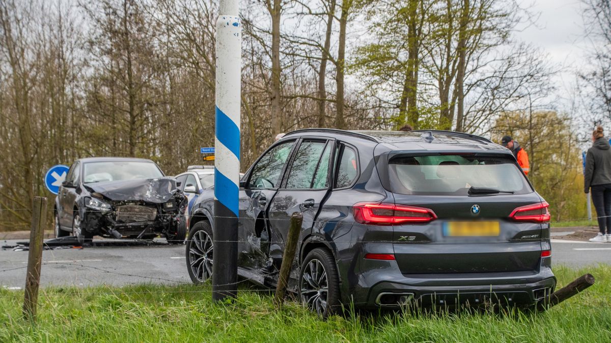 Weg dicht na botsing op provinciale weg N228