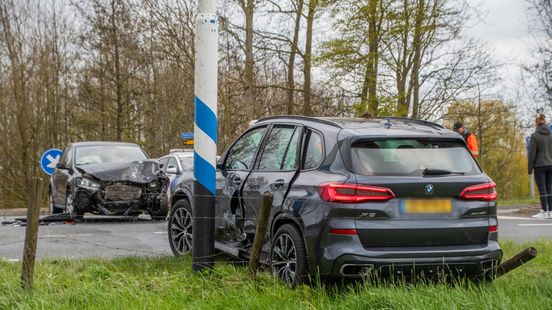 Motorrijder ernstig gewond na harde botsing met auto in Rozendaal, weg dicht. Motorrijder ernstig gewond na harde botsing met auto in Rozendaal, weg dicht.