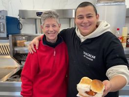 Beroemd broodje kipschnitzel is er weer: snackcar De Vrijheid na twee jaar weer open