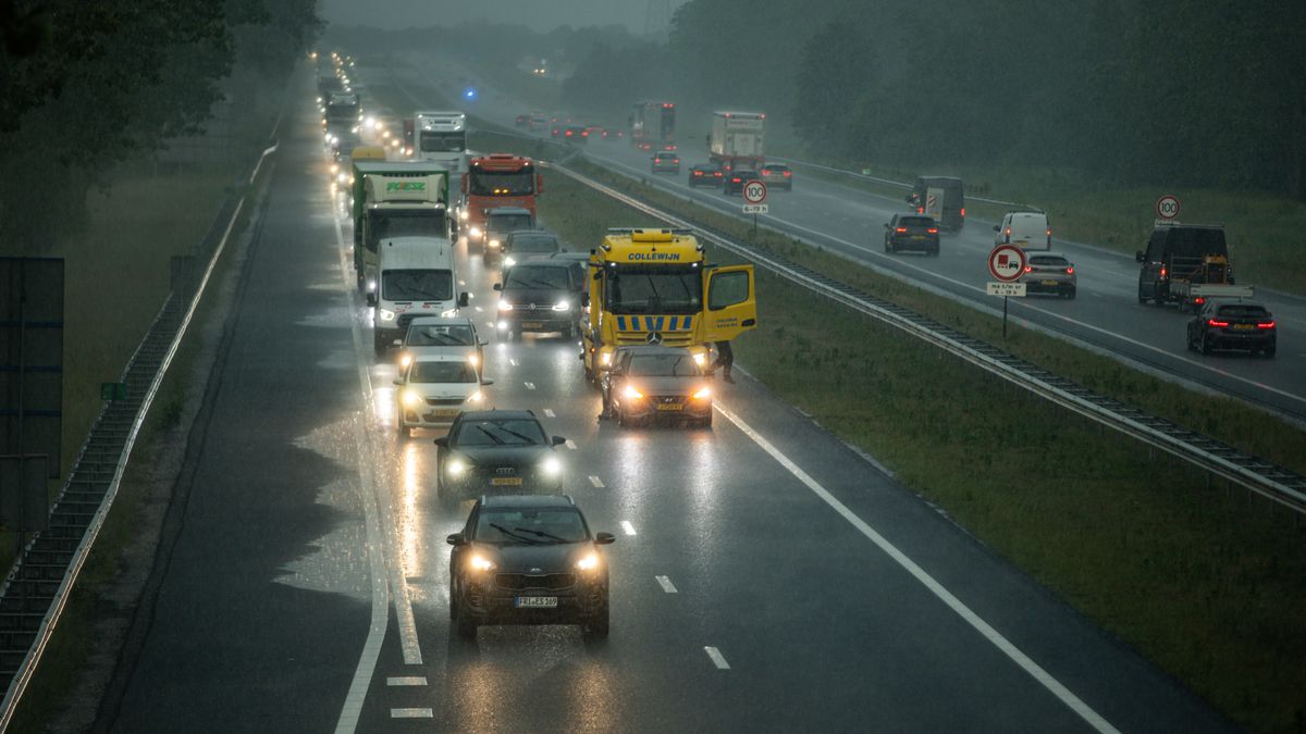 Slecht weer in het zuiden van Fryslân: zo'n 20 millimeter regen gevallen binnen een uur