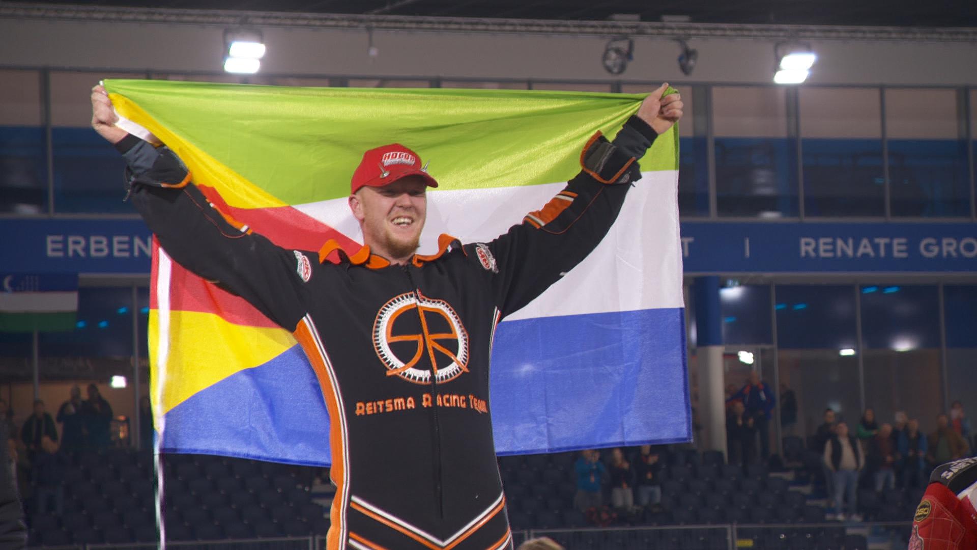 Mei 120 km/o oer it iis, falpartijen en winnende Friezen: IIsspeedway Thialf hie alles