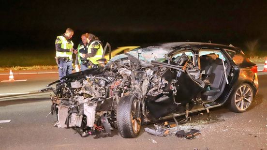 Zwaargewonde nadat auto op snelweg op pijlwagen botst