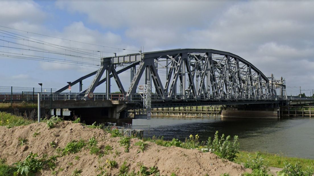 De oude IJsselbrug is weer open voor autoverkeer.