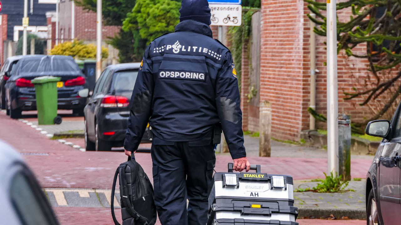 Gewonde bij aanrijding Enschede | Vuurwerk en hennep gevonden bij huiszoeking.