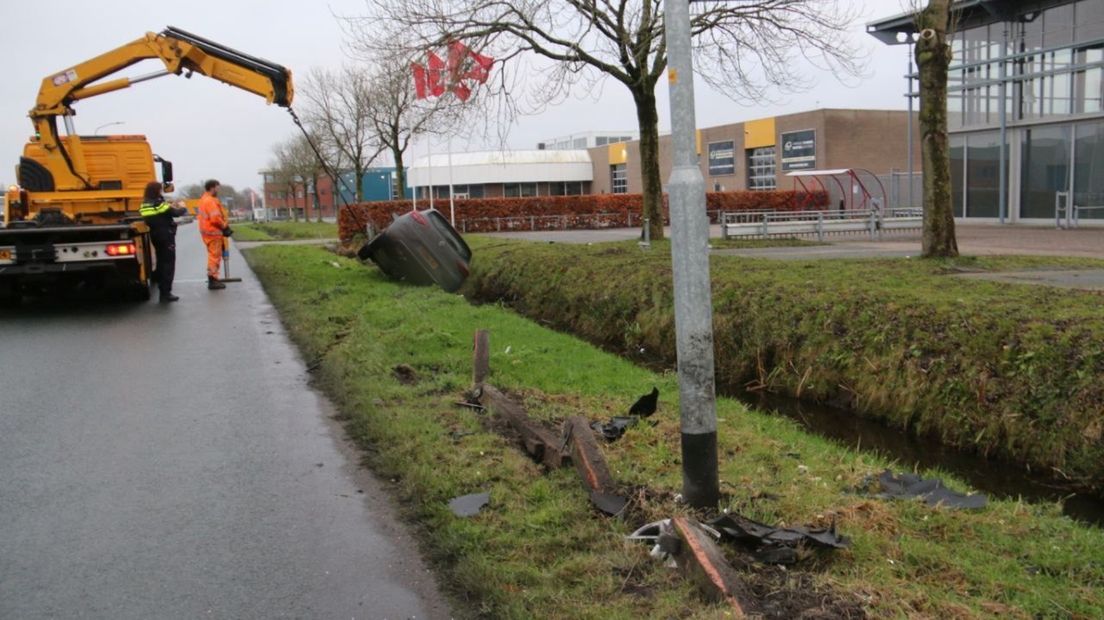 Een auto kwam in botsing met een lantaarnpaal en belandde in een sloot in Veendam