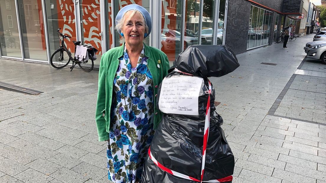 Guusje Beverdam met haar afgeplakte kunstwerk 't Wiefie