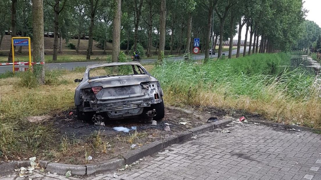 De Audi werd uitgebrand gevonden langs de A10.