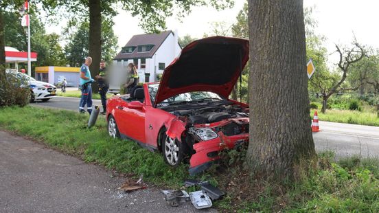 Automobilist naar ziekenhuis na harde botsing tegen boom