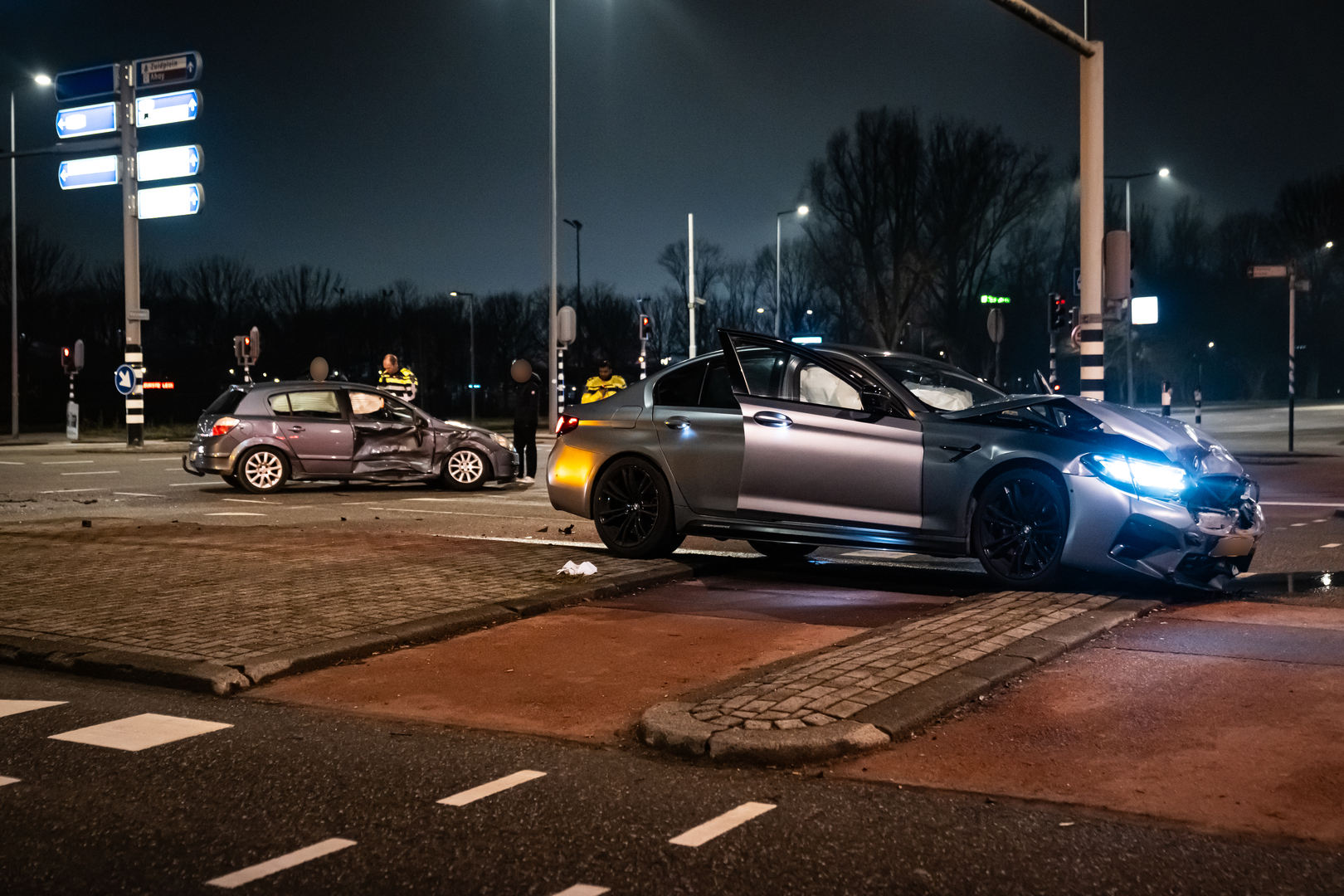 Twee gewonden bij aanrijding op kruising in Rotterdam-Zuid.