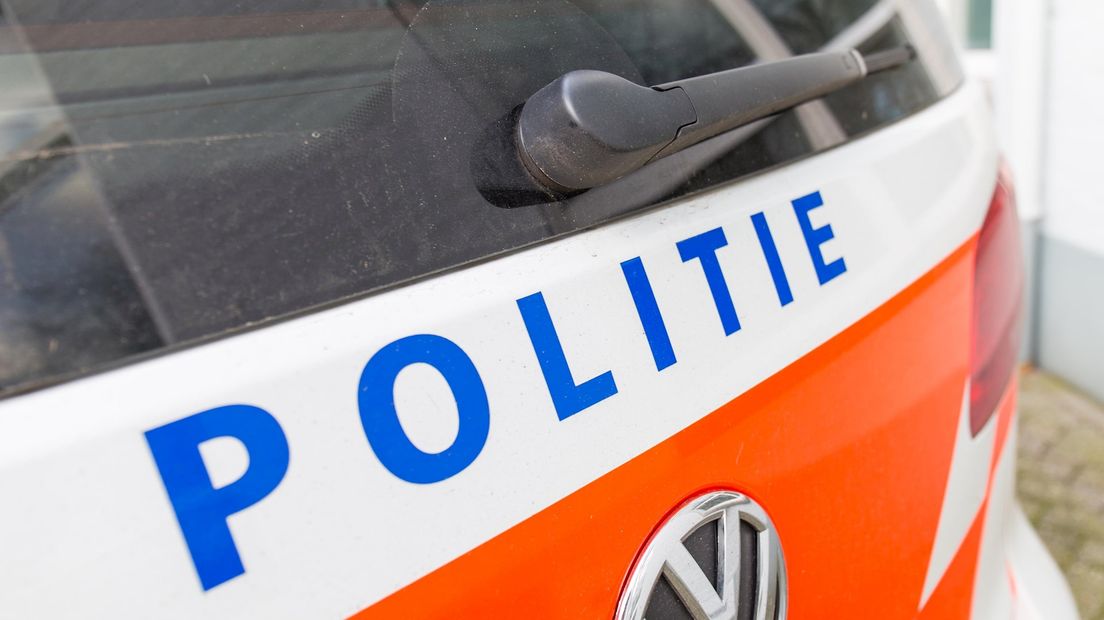 De politie heeft een man aangehouden die een agent heeft geslagen