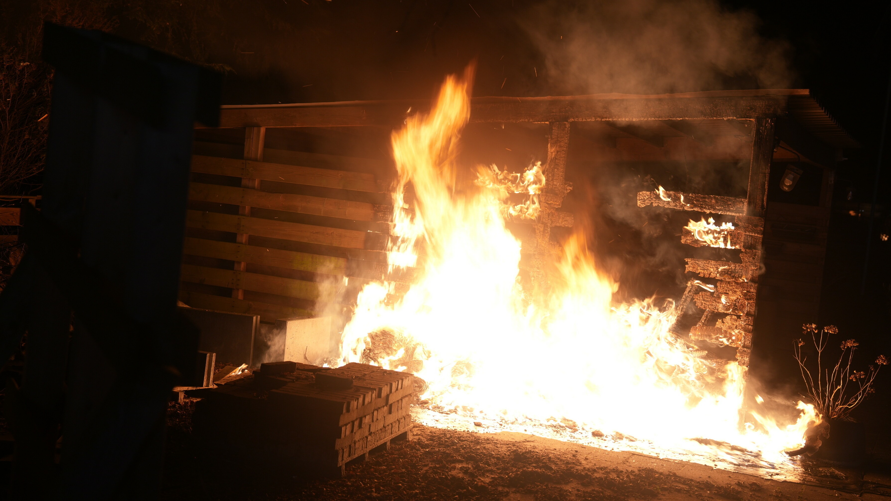 Uitslaande brand in schuur Meppel