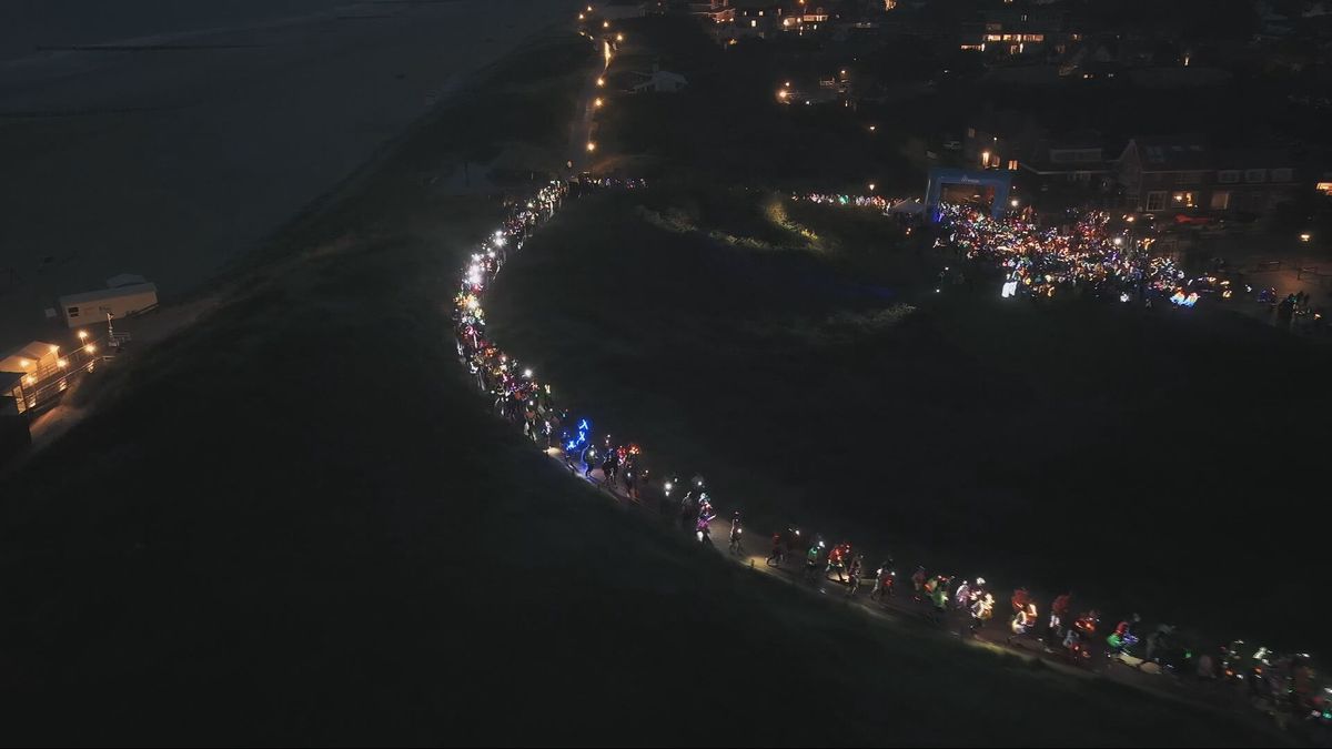 LIVE: Kilometerslange lichtsliert over duinen tijdens DELTA Light Kustrun bij Kunstmarathon Zeeland