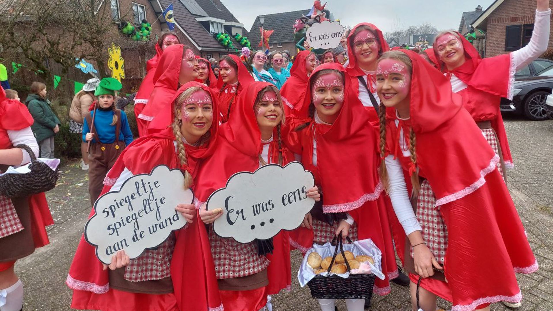 VIDEO Eerste grote carnavalsoptocht in Albergen trekt duizenden