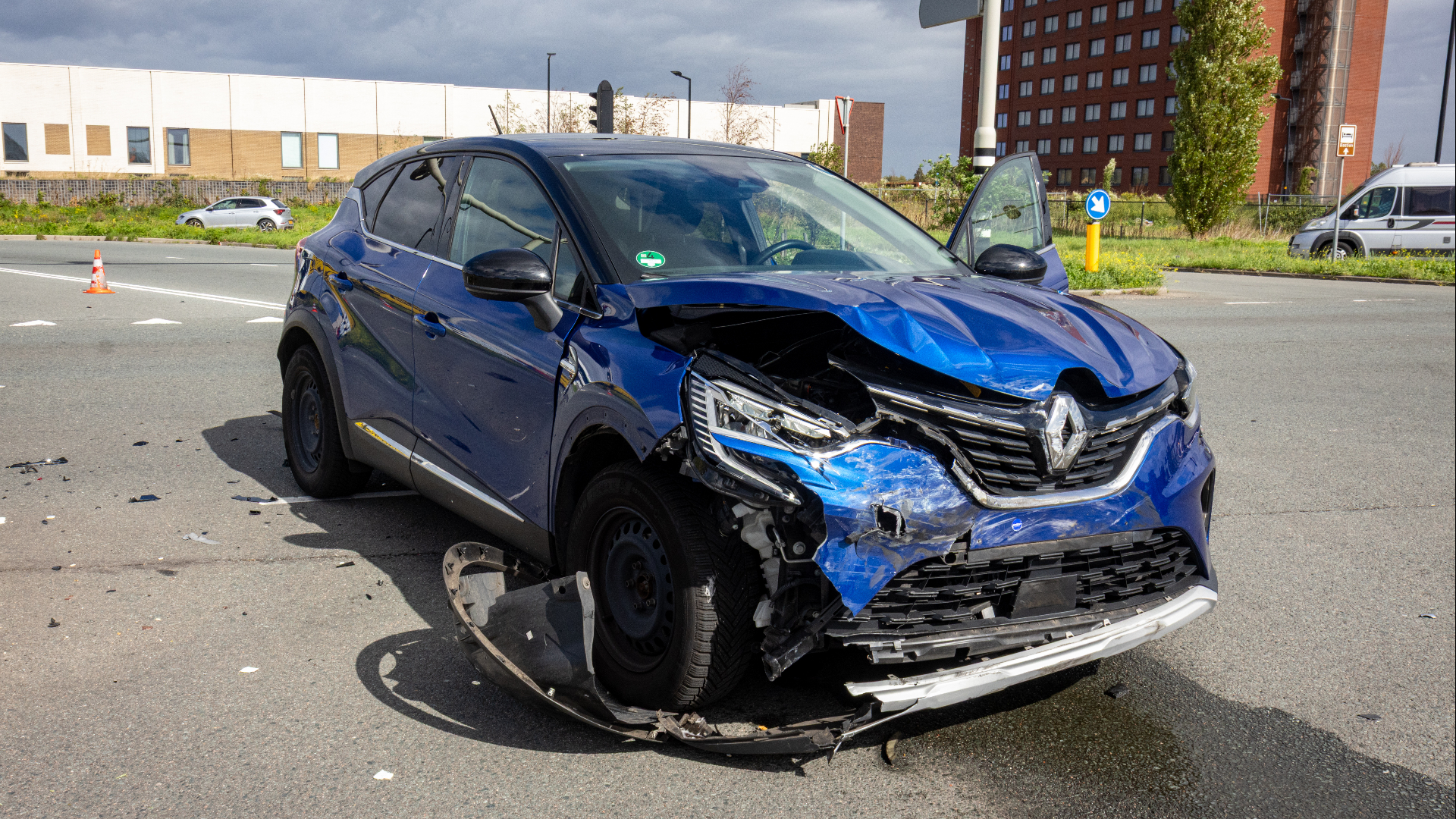 Beide auto’s zijn flink beschadigd.