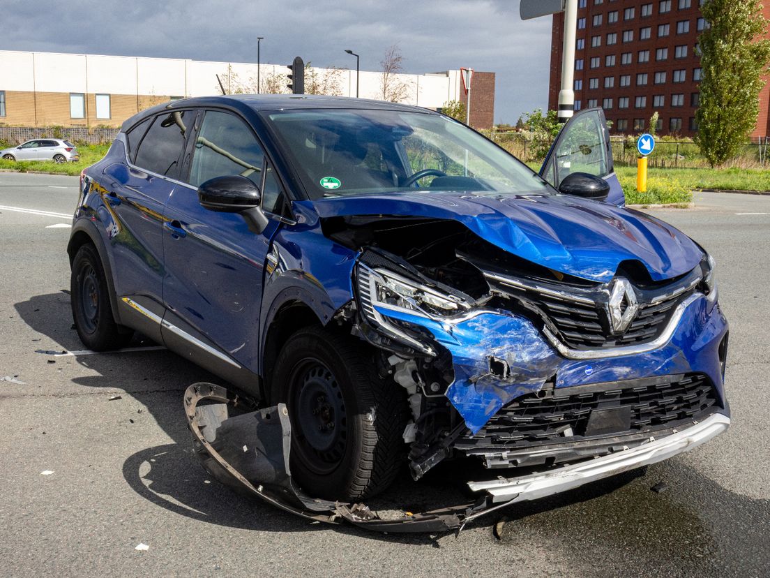 Beide auto’s zijn flink beschadigd.