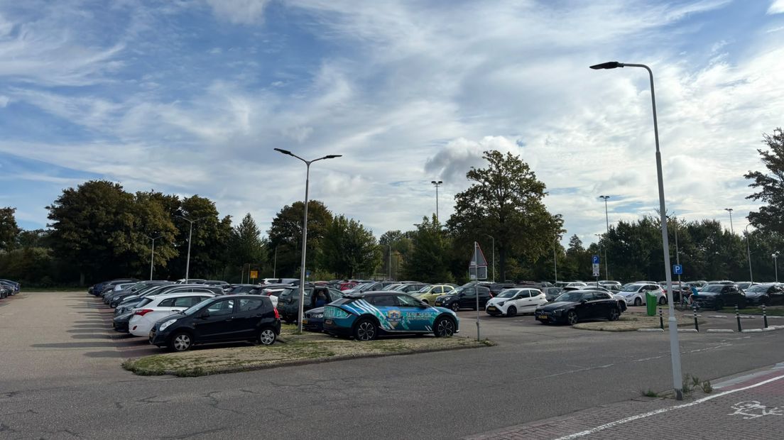 De parkeerplaats in het Van Tuyllpark