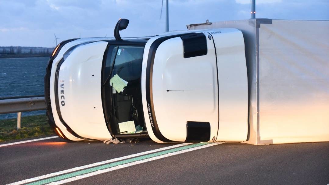 Gekantelde Vrachtwagen Zorgt Voor Oponthoud Op Philipsdam - Omroep Zeeland