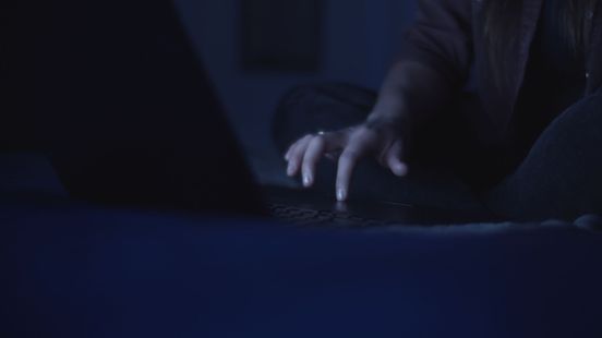 Ruim duizend afbeeldingen en 85 video's: man veroordeeld voor kinderpornobezit- en verspreiding