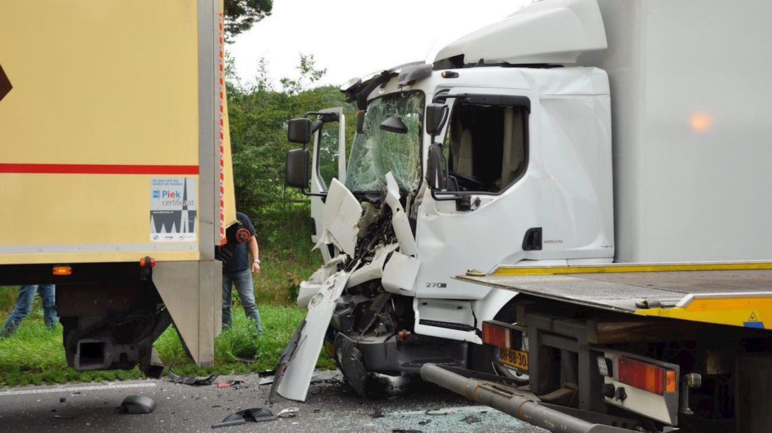 Vrachtwagens botsen op de N350 bij Wierden