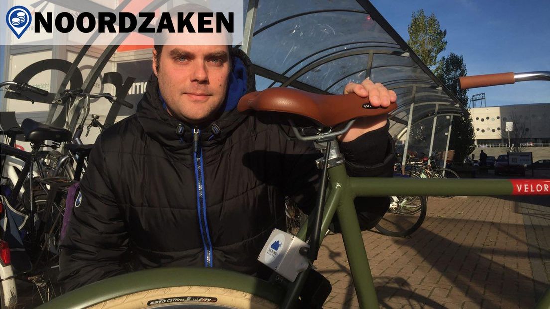 Joshua Peper bij zijn fiets voorzien van IoT-electronica