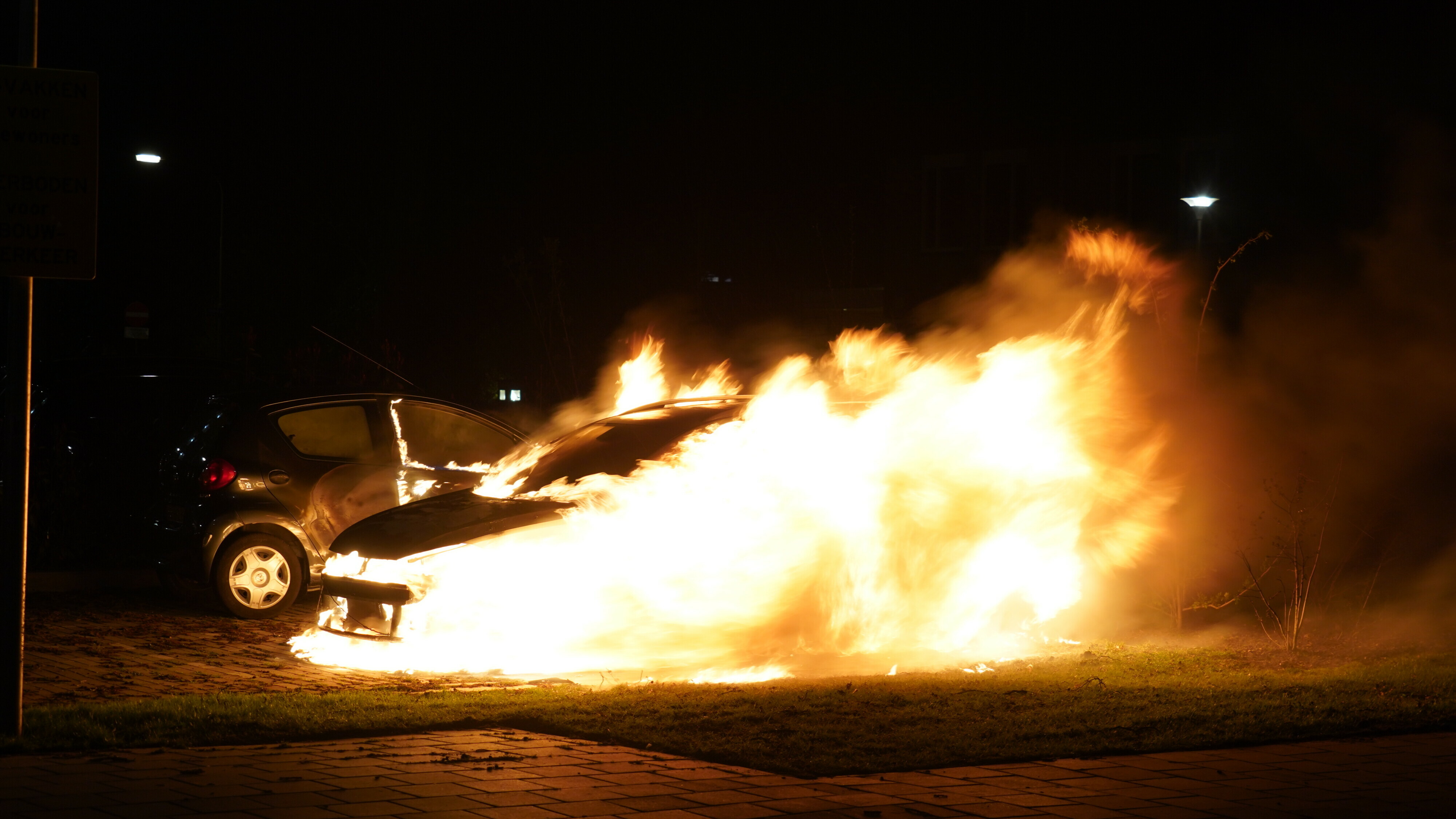 Geparkeerde auto in Assen in lichterlaaie