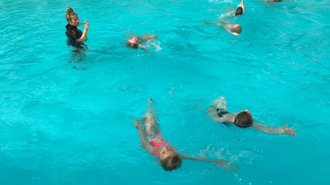 Kinderen kunnen na 8 weken hun zwemles in Drenthe hervatten