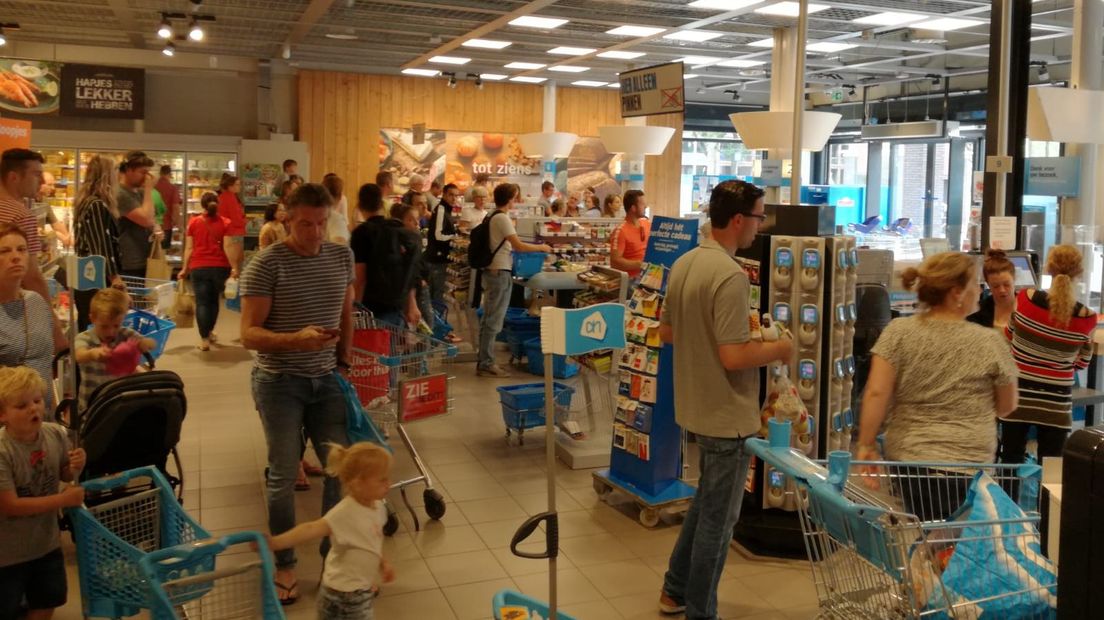 Pinstoring bij de Albert Heijn in winkelcentrum Parkweide in Ede