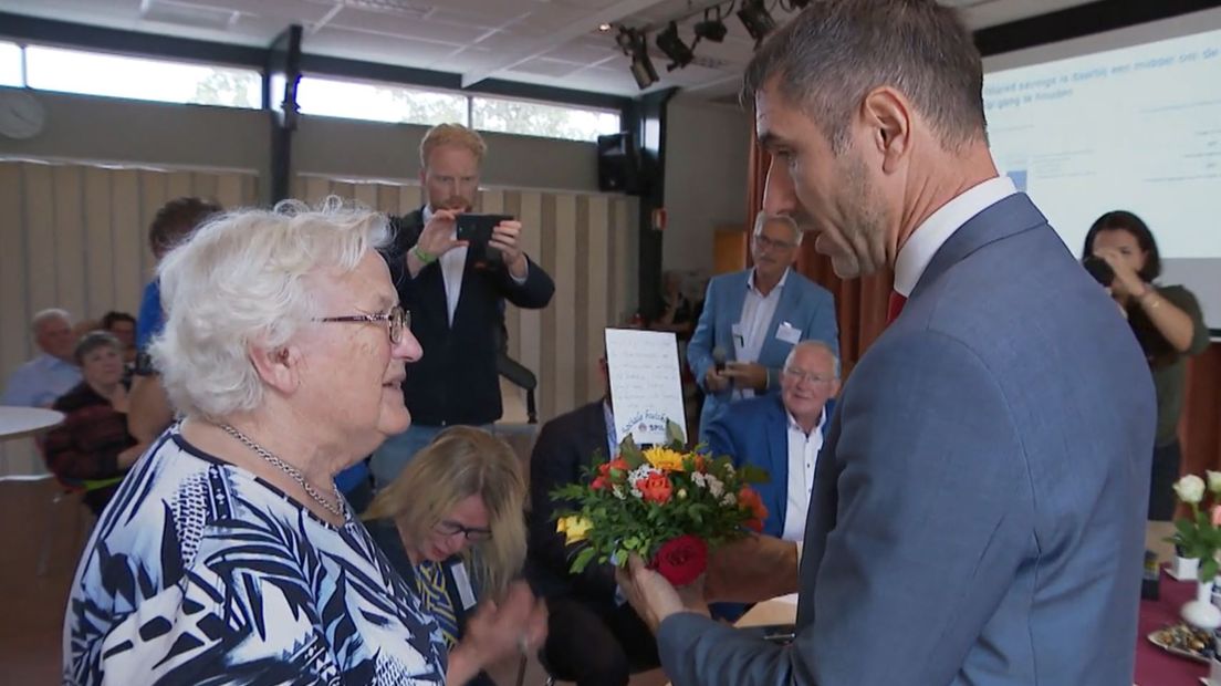 Zonder bloemetje gaat Blokhuis niet terug naar Den Haag (Rechten: Janet Oortwijn/RTV Drenthe)