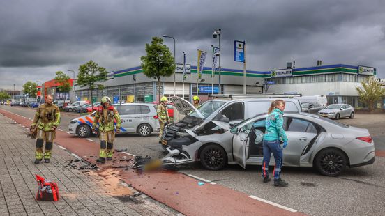 Auto-ongeluk in Overvecht | Utrechter gepakt voor vervalsen ID-kaarten. Auto-ongeluk in Overvecht | Utrechter gepakt voor vervalsen ID-kaarten.