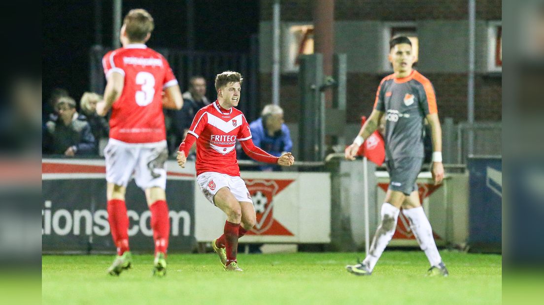 Ezra Schrijver fan Harkemase Boys scoort de 1-0