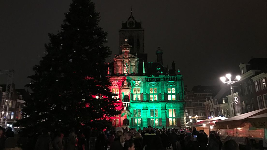 De kerstboom in Delft staat nog uit