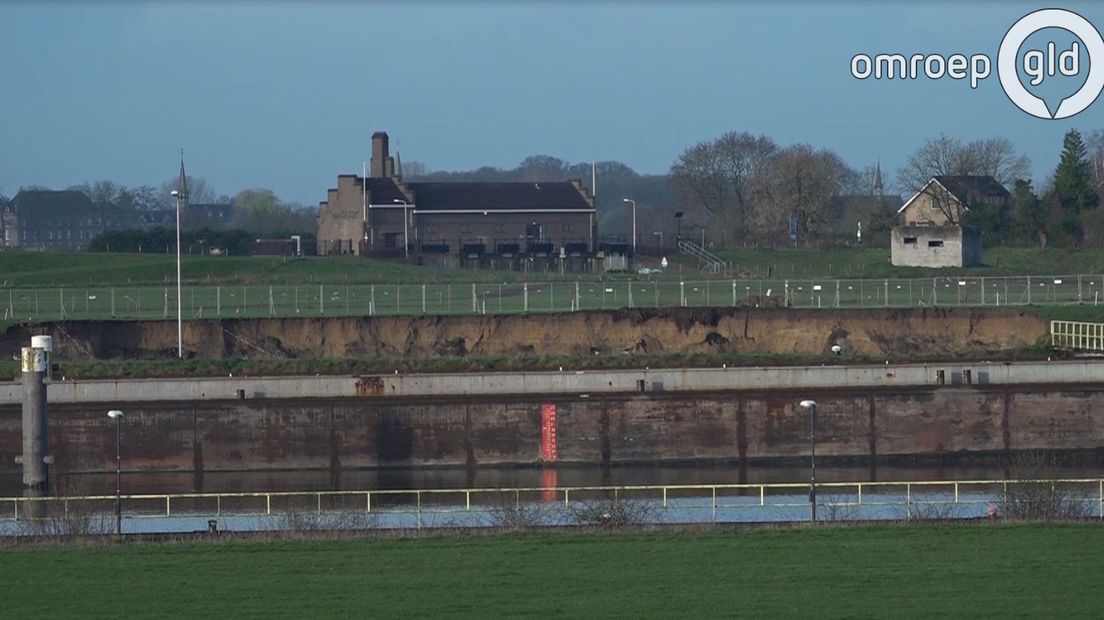 Een stuk oever van de Maas is ten noorden van de stuw bij Grave afgebrokkeld. Er wordt woensdag begonnen met herstelwerkzaamheden aan de oever, zegt Rijkswaterstaat.