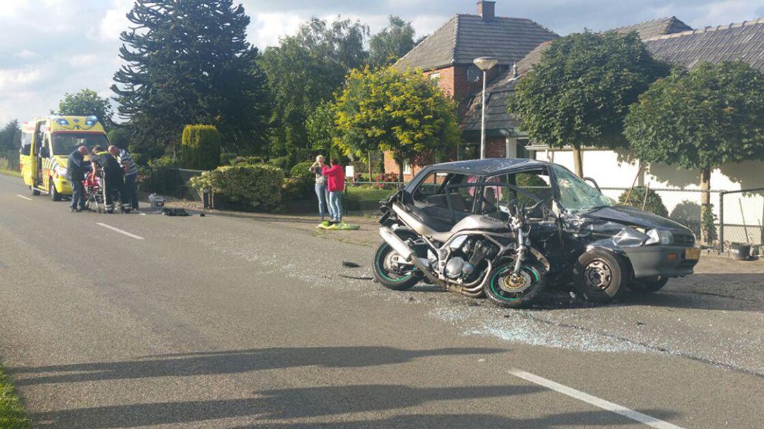 Bij een ongeval op de Lengelseweg in Zeddam zijn vrijdagavond een motorrijder en een automobilist gewond geraakt. Beide personen zijn met de ambulance naar het ziekenhuis gebracht voor behandeling.