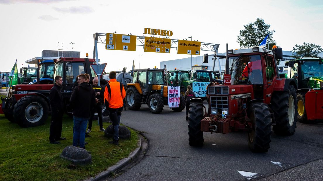 Boeren blokkeren de ingang van distributiecentrum Jumbo