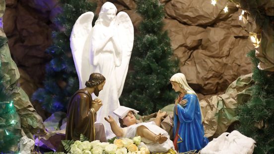 Hans verkoopt kerststallen voor het goede doel