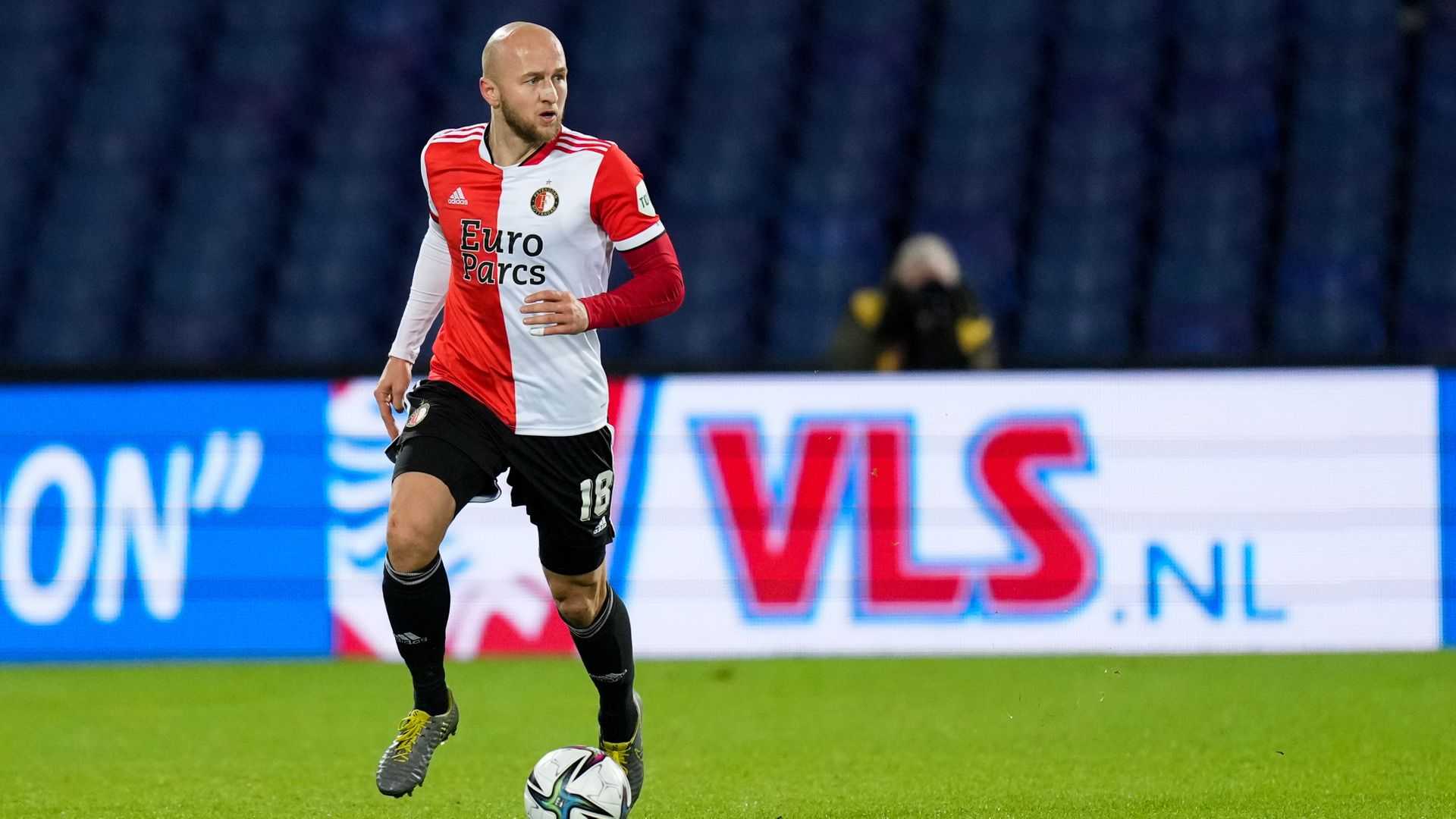 Gernot Trauner is hier aan de bal namens Feyenoord
