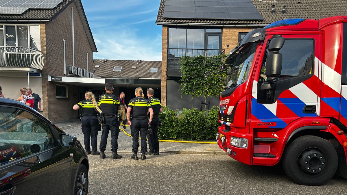 112 Nieuws: Hoge vlammen bij afvalbrand in Goor | Ruiter gewond bij Historisch Festival Almelo