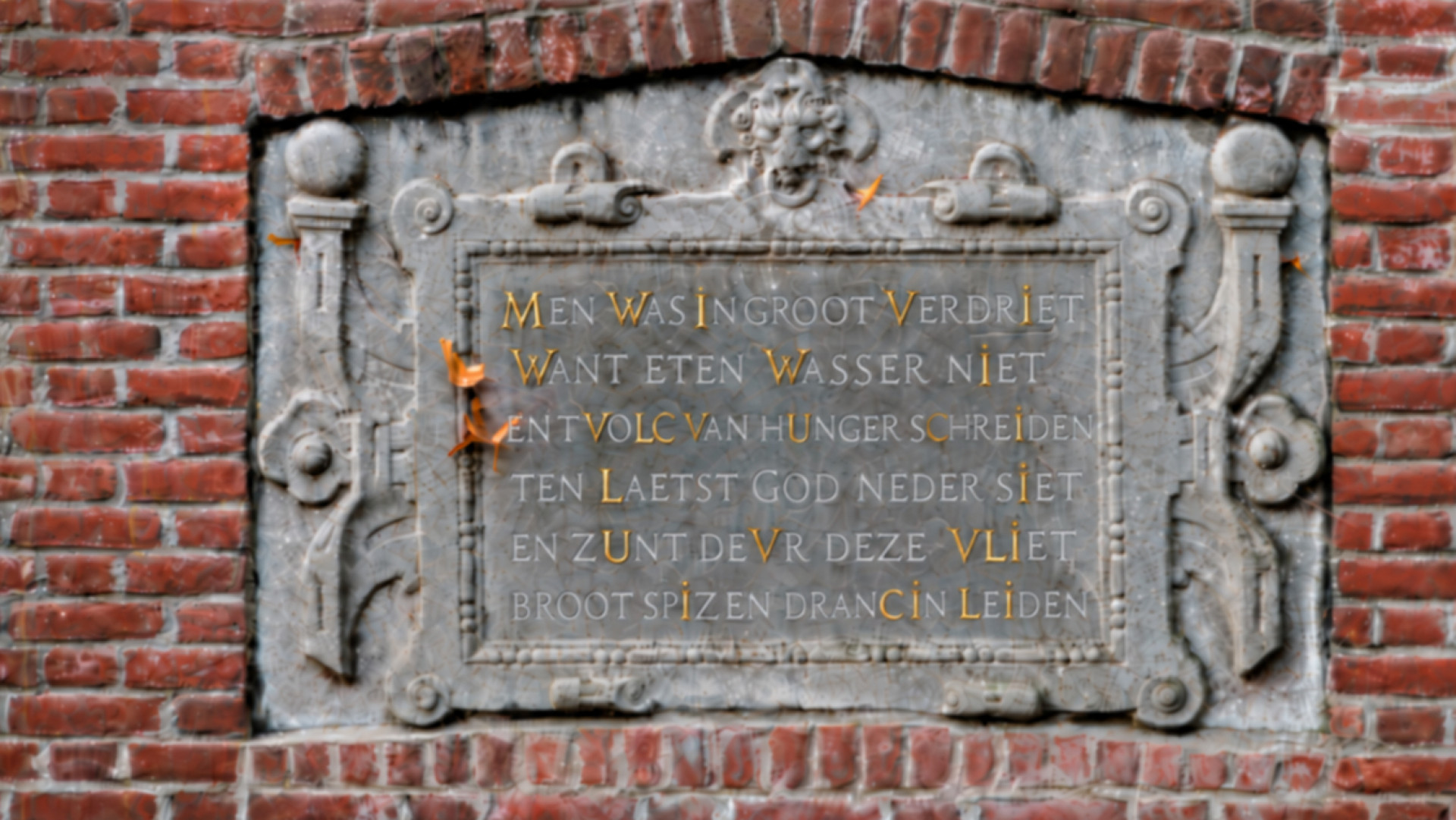 Er zitten dertig Romeinse cijfers verborgen in het gedenkschrift