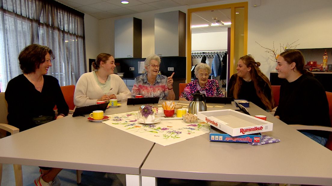 De familie Van den Berg in gesprek met bewoners.