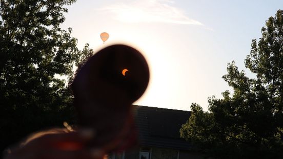 Geen eclipsbril? Zo keek Overijssel tóch naar de zonsverduistering Nieuws
